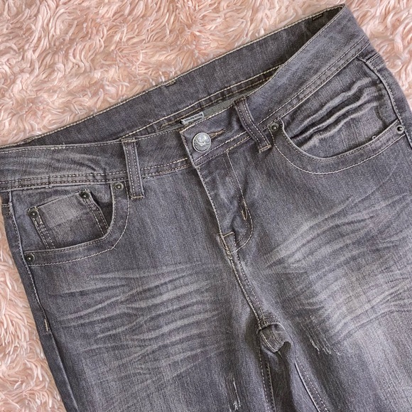 GREY DENIM 5-POCKET DISTRESSED SKINNY JEANS · SIZE 7 - Picture 6 of 7